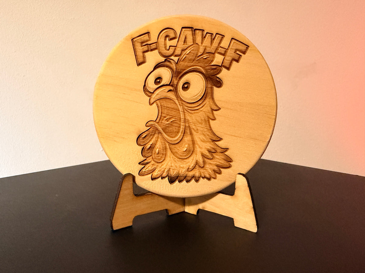 F-CAW-F! – Lustiger Holzaufsteller mit graviertem Huhn
