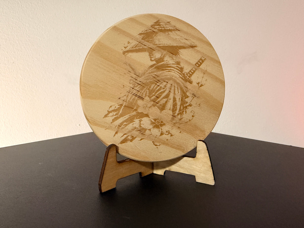 Japanischer Samurai mit Katana – Dekorativer Holzaufsteller mit detailreicher Lasergravur