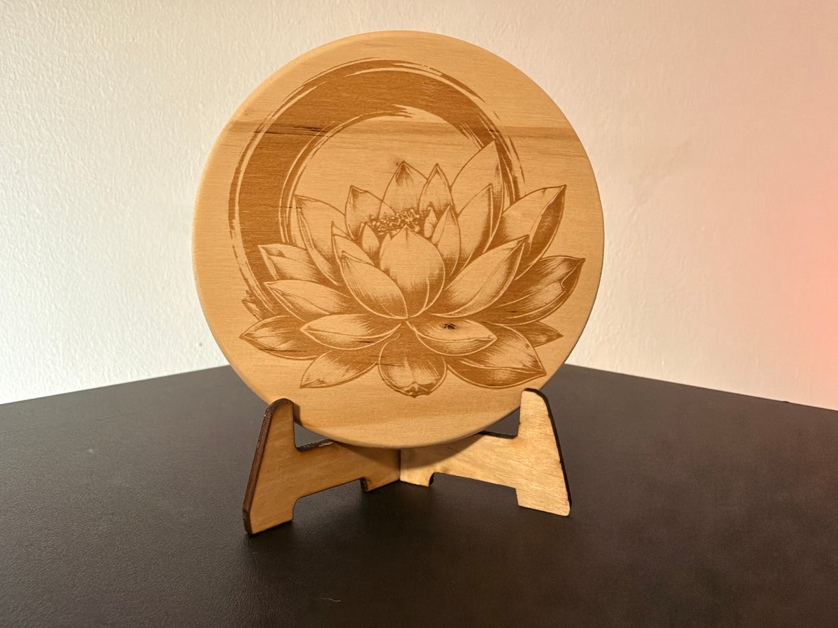 Lotusblüte im Zen-Kreis – Dekorativer Holzaufsteller mit detailreicher Lasergravur