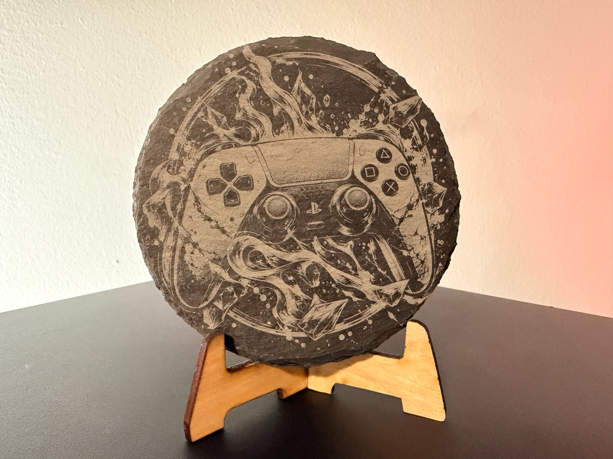 Gaming Controller – PlayStation-Design mit Flammen & Kristallen | Dekorativer Schieferaufsteller mit Lasergravur
