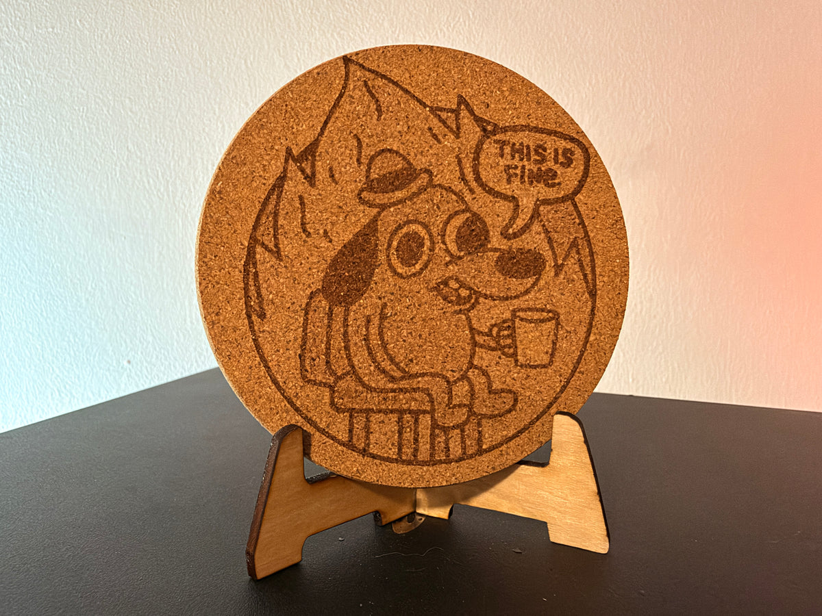 Lustiger Korkuntersetzer „This is Fine“ – Meme-Design mit Lasergravur