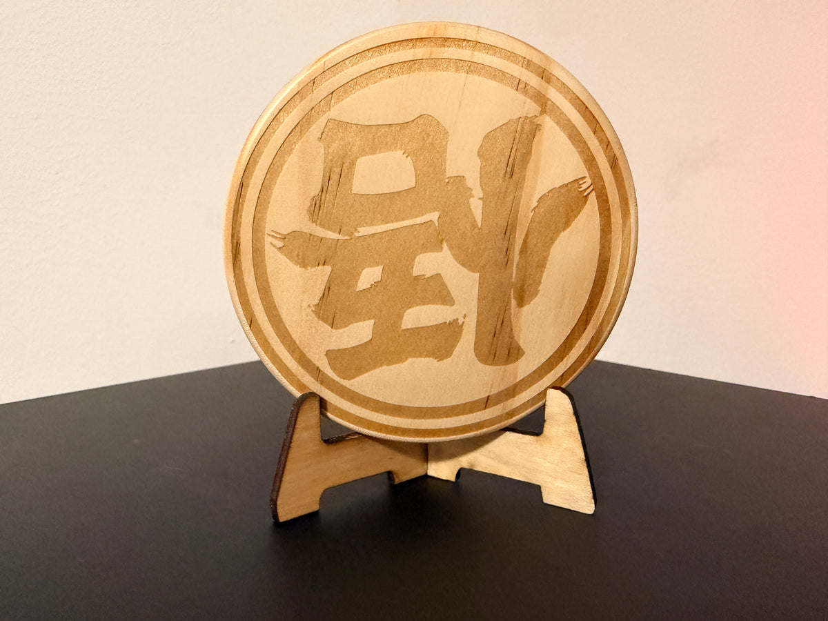 Handgefertigter Holzaufsteller mit Anime-inspirierter Gravur – Dragon Ball Z