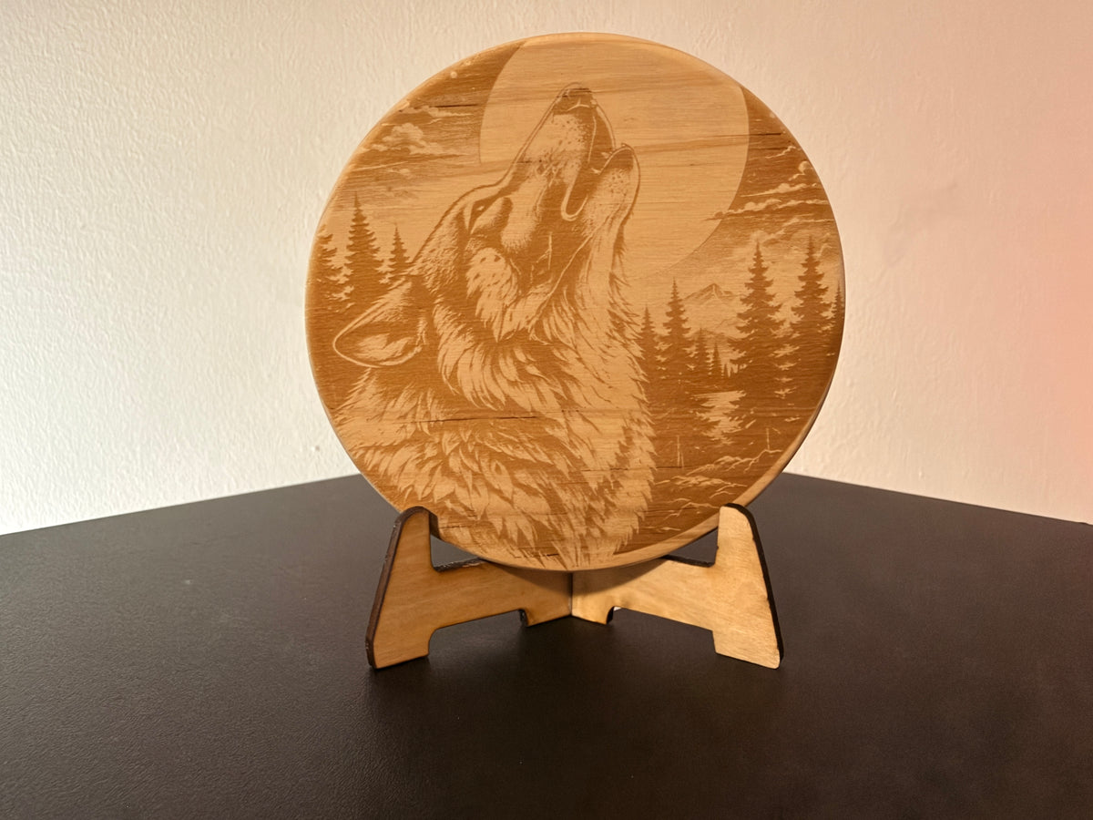 Heulender Wolf im Mondschein – Dekorativer Holzaufsteller mit Lasergravur