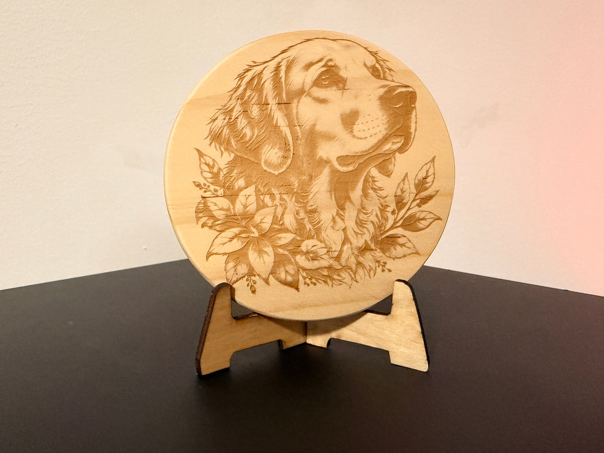 Treuer Hund mit Blumenmotiv – Dekorativer Holzaufsteller mit detailreicher Lasergravur