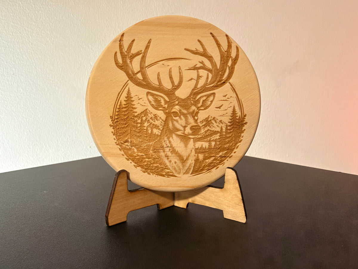 Majestätischer Hirsch im Wald – Dekorativer Holzaufsteller mit detailreicher Lasergravur