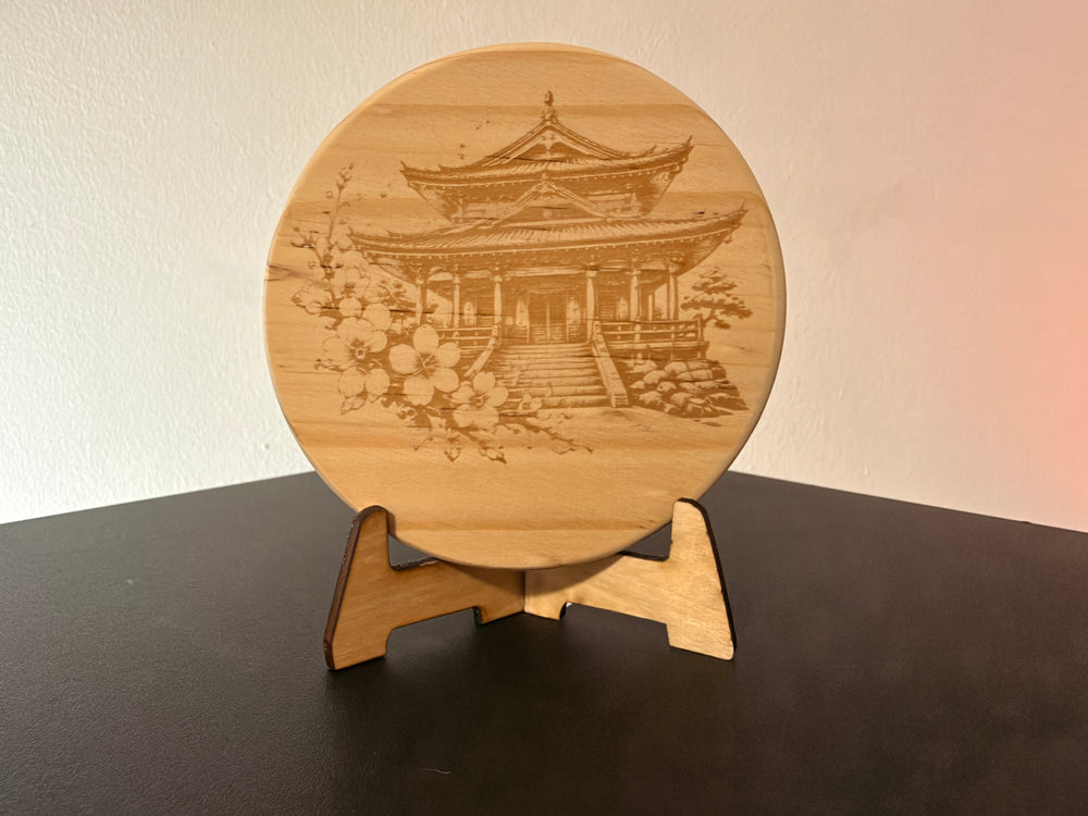 Japanischer Tempel mit Kirschblüten – Dekorativer Holzaufsteller mit detailreicher Lasergravur