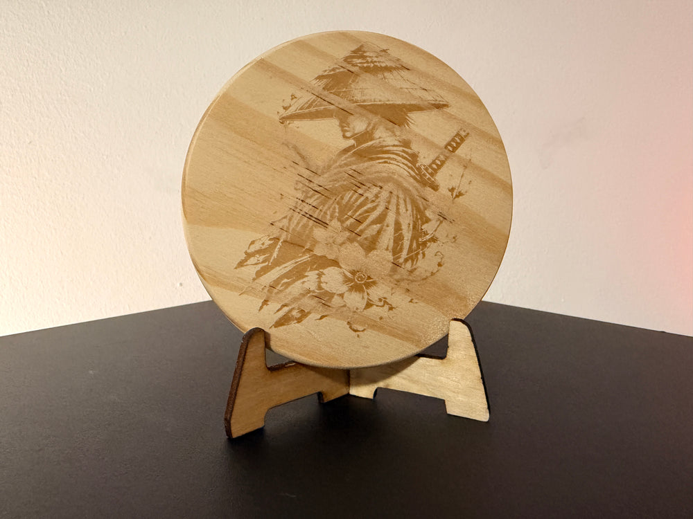 Japanischer Samurai mit Katana – Dekorativer Holzaufsteller mit detailreicher Lasergravur