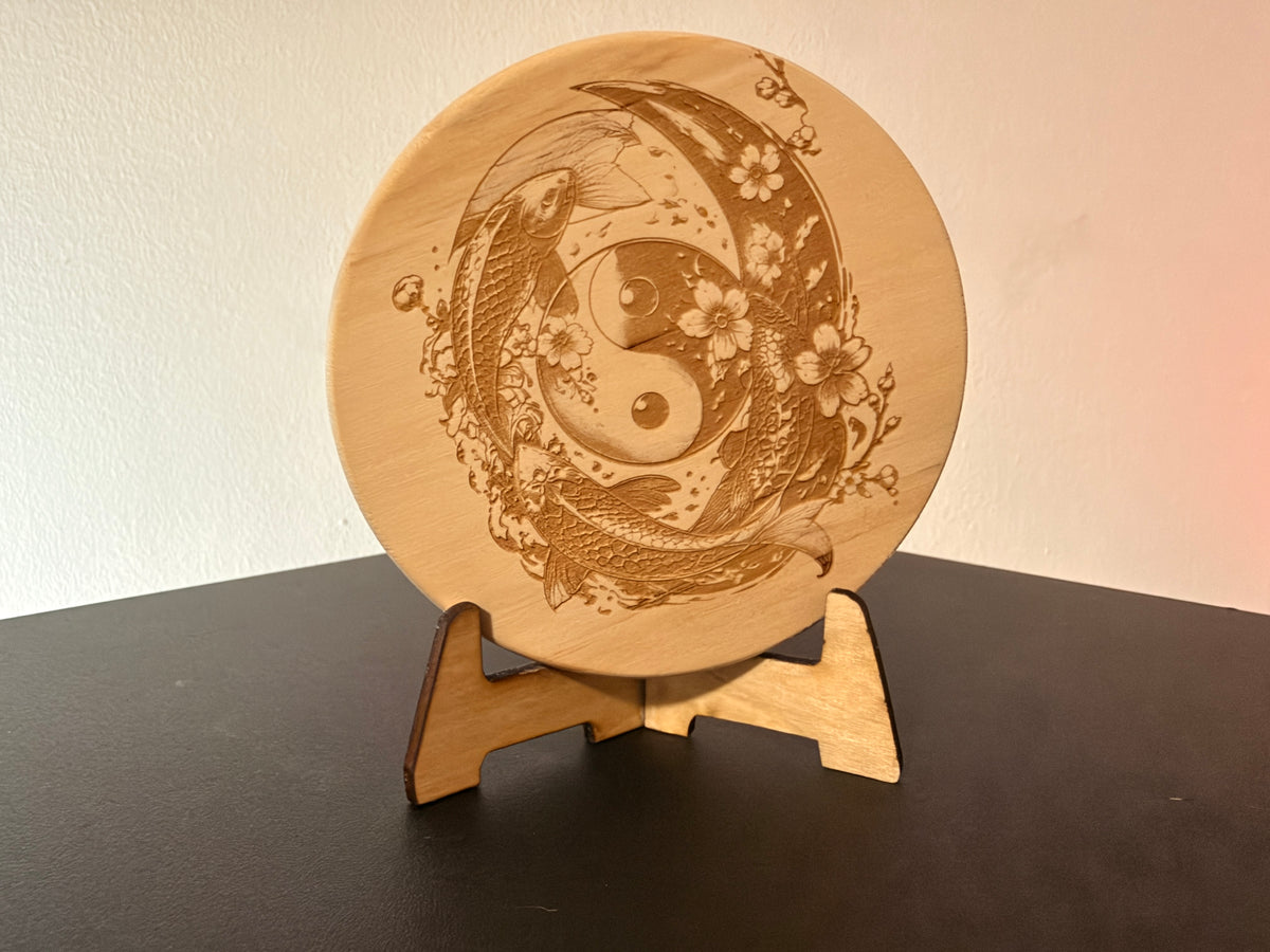 Yin & Yang mit Koi-Fischen und Kirschblüten – Dekorativer Holzaufsteller mit Lasergravur