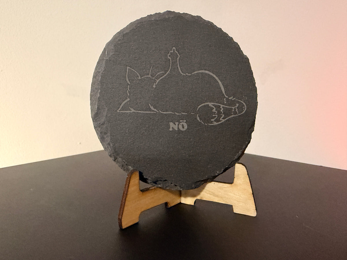 Freche Katze „NÖ“ – Lustiger Schieferaufsteller mit Lasergravur