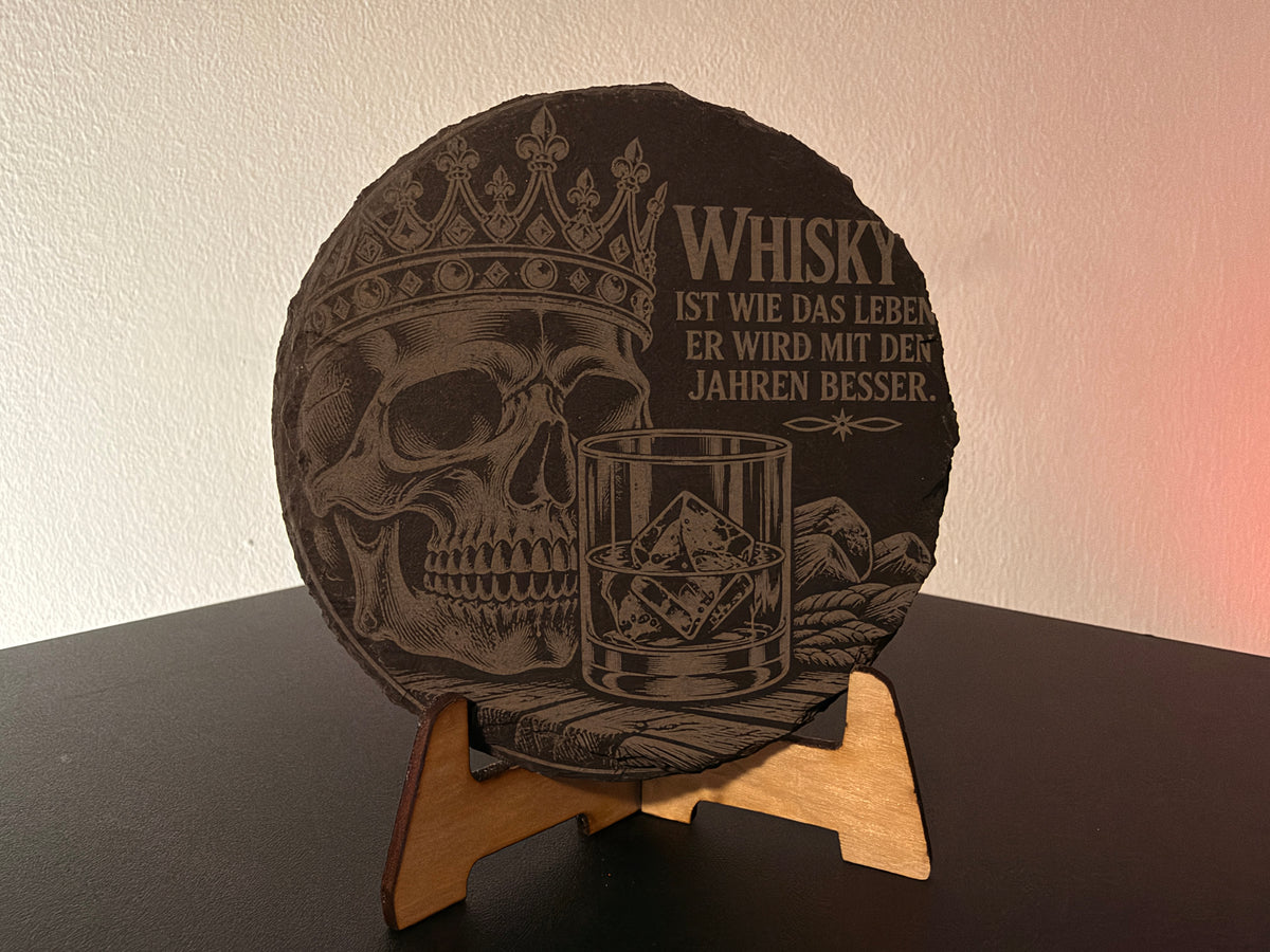 Whisky-König – Totenkopf mit Krone | Dekorativer Schieferaufsteller mit Lasergravur