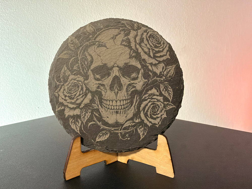 Totenkopf mit Rosen – Gothic Skull | Dekorativer Schieferaufsteller mit detailreicher Lasergravur