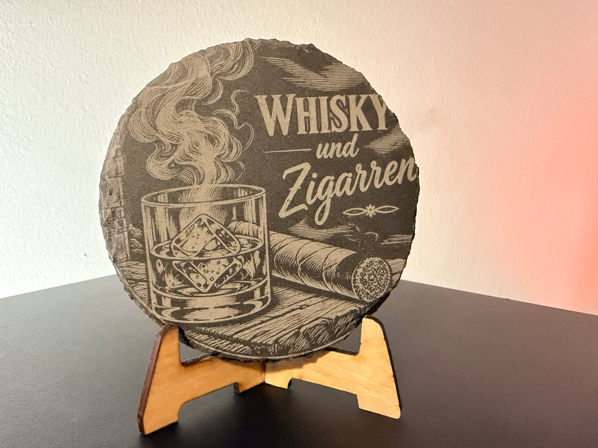 Whisky & Zigarren – Stilvoller Schieferaufsteller mit detailreicher Lasergravur