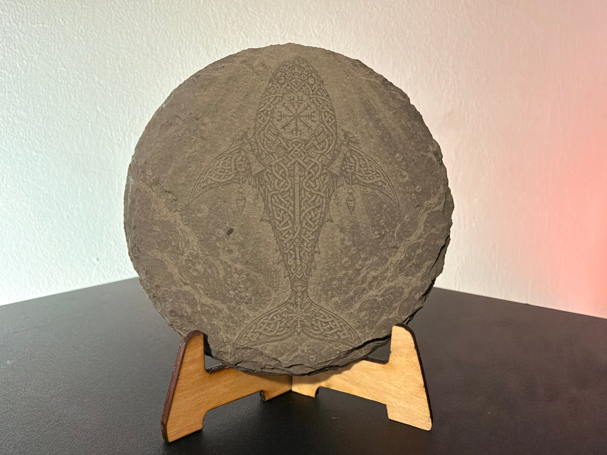 Keltischer Wal mit Wikinger-Ornamenten – Mystischer Schieferaufsteller mit Lasergravur